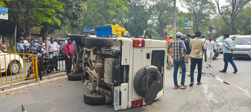 Bistupur Accident: सर्किट हाउस गोलचक्कर पर तेज रफ्तार का कहर, सड़क पर पलटी कार!