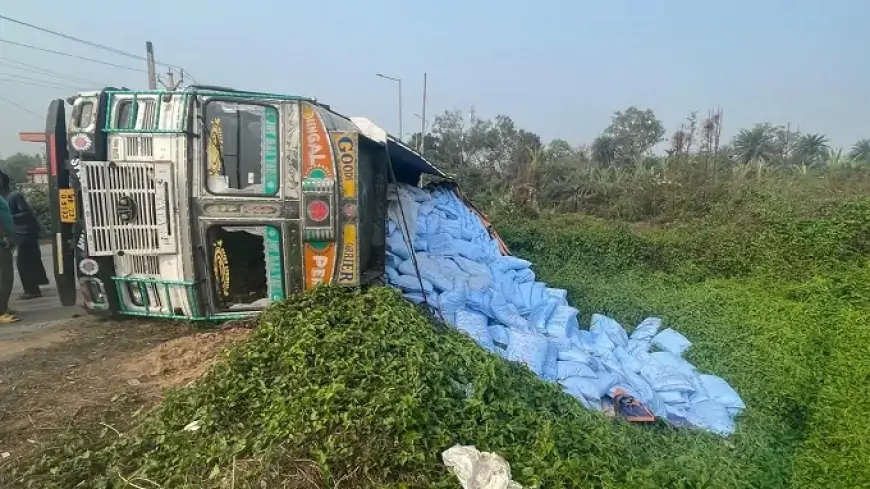 Jamshedpur Accident: साबुन पाउडर से लदा ट्रक पलटा, मंजर देख लोगों की सांसें अटकी!