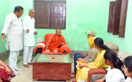 Gorakhpur Tribute: सीएम योगी पहुंचे बुढ़ियाबारी, उमेश यादव के परिवार को दी सांत्वना