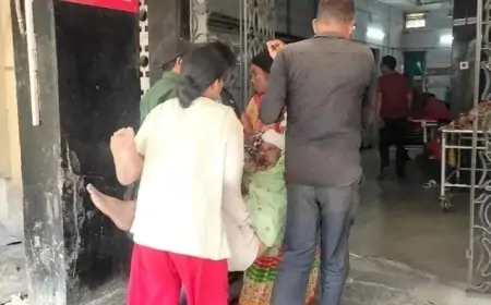 MGM Hospital: अस्पताल में नहीं मिला स्ट्रेचर, घायल को गोद में उठा ले गए परिजन!
