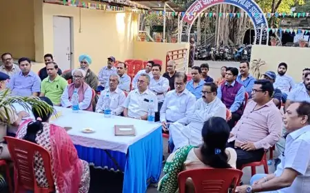 Jamshedpur Holi Meeting: जमशेदपुर में होली को लेकर पुलिस सख्त, टेल्को थाना परिसर में हुई बैठक, डीजे और अश्लील गानों पर रोक!