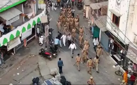 Gorakhpur Vigilance: होली-रमजान से पहले SSP का फ्लैग मार्च, ड्रोन से रखी कड़ी नजर!