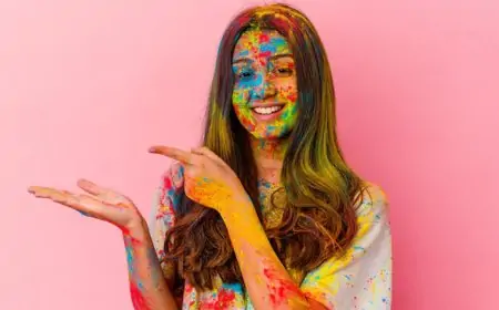 Holi Skincare: रंग छुड़ाने में ये 5 गलतियां कर रही हैं आपकी स्किन बर्बाद! तुरंत रोकें वरना पड़ेगा पछताना