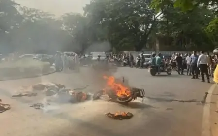 Jamshedpur Fire Blast: बिस्टुपुर में सनसनी, सर्किट हाउस रोड पर चलती बाइक में लगी भीषण आग!