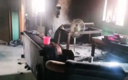 Dhanbad Fire: शॉर्ट सर्किट से भड़की आग, देखते ही देखते घर जलकर राख!