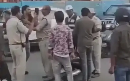 Jamshedpur Clash: मानगो में हेलमेट चेकिंग के दौरान स्कूटी सवार युवकों और पुलिस के बीच हाथापाई!