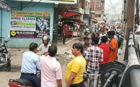 Tata Collapse: सर्विस रोड पर बड़ा हादसा टला, अचानक गिरे छज्जे ने उड़ाई लोगों की नींद!