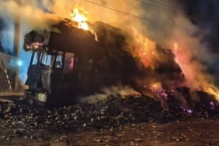 Pakur Truck Fire: बीड़ी पत्ते से लदा ट्रक धू-धू कर जला, 40 लाख का नुकसान, पांच घंटे तक मची अफरा-तफरी!