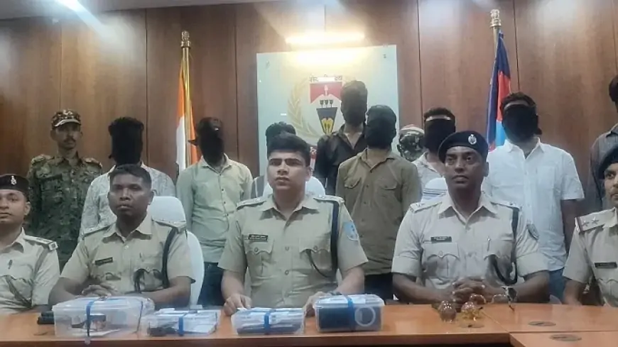 Saraikela Raid: पुलिस की बड़ी कार्रवाई, आदित्यपुर में साजिश रचते 8 संदिग्ध दबोचे!