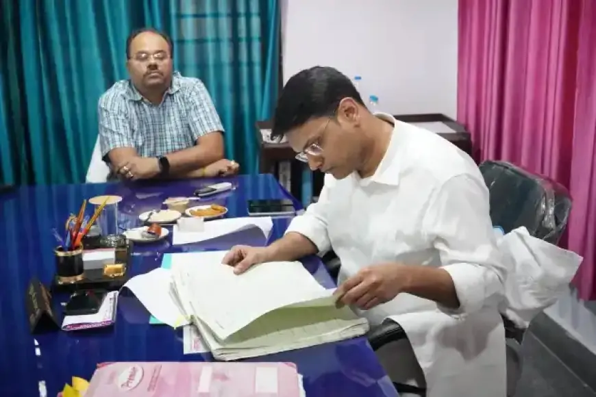 Jamshedpur Inspection: उपायुक्त अनन्य मित्तल ने की औचक जांच, सरकारी कार्यों में लापरवाही पर कसा शिकंजा!