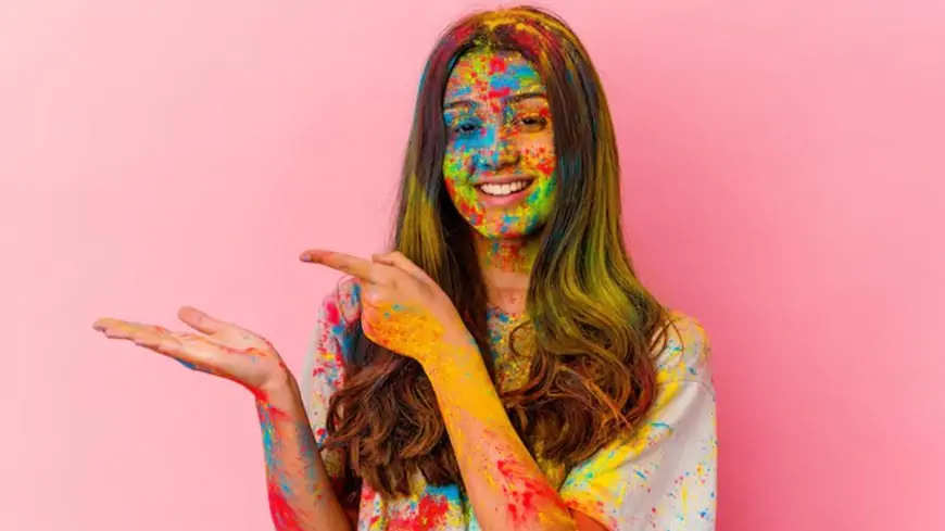 Holi Skincare: रंग छुड़ाने में ये 5 गलतियां कर रही हैं आपकी स्किन बर्बाद! तुरंत रोकें वरना पड़ेगा पछताना