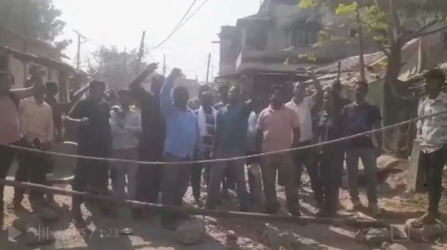 Jamshedpur Protest: गोविंदपुर सड़क की बदहाली पर ग्रामीणों का गुस्सा फूटा, किया चक्का जाम!