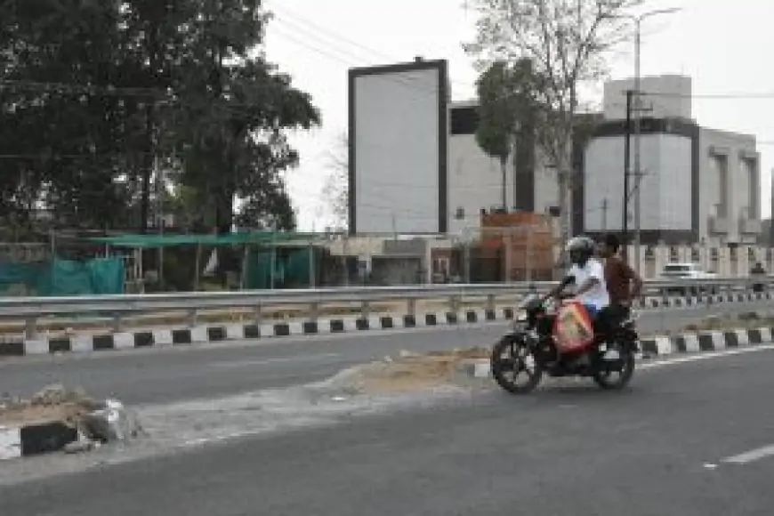 Dhanbad. Road Danger: एट लेन पर जानलेवा कट और लापरवाह वाहन चालक, हादसों का सिलसिला जारी – प्रशासन कब उठाएगा सख्त कदम?