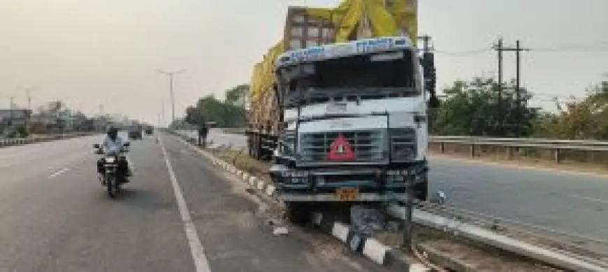 Dhanbad. Road Tragedy: तेज़ रफ्तार ट्रेलर ने छीनी मजदूर की जान, टैंकर के उड़े परखच्चे – आंख लगने से हुआ बड़ा हादसा!