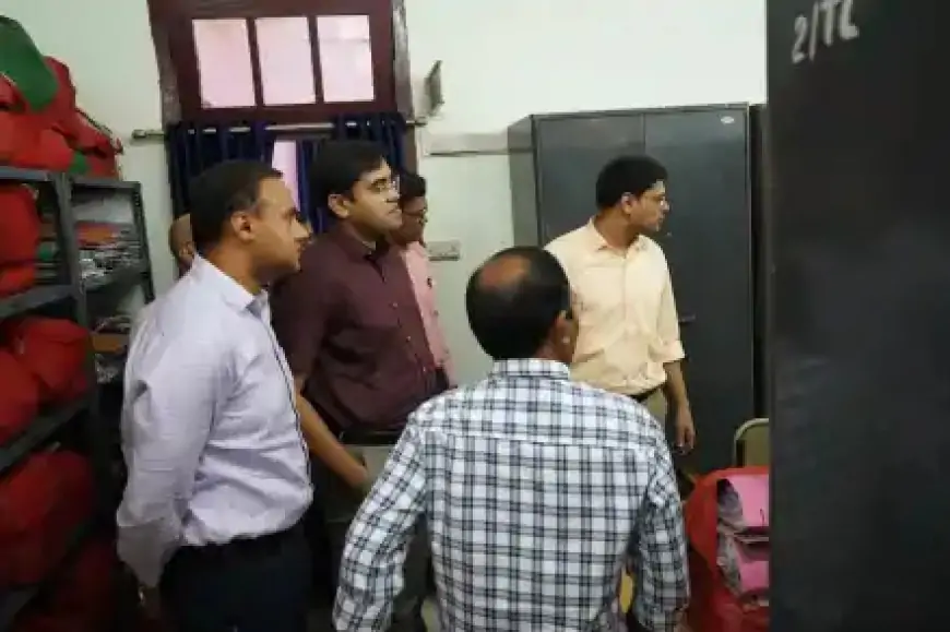 Jamshedpur Inspection: जमशेदपुर में डीसी अनन्य मित्तल का औचक निरीक्षण, सरकारी कार्यप्रणाली में सुधार के कड़े आदेश!