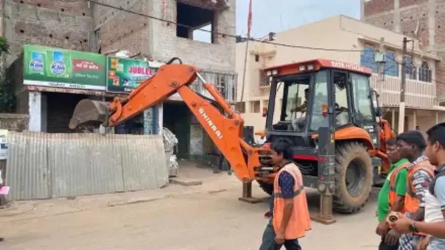 Chakulia Encroachment Action: प्रशासन ने सड़क किनारे दुकानदारों पर कसा शिकंजा, फुटपाथ से हटाए गए ठेले और दुकानें!