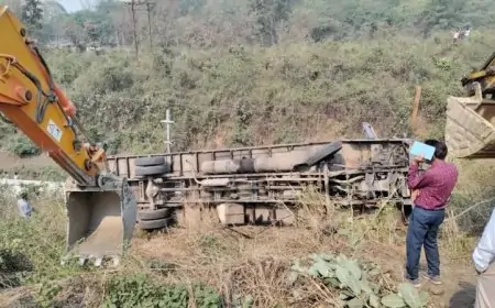 Chandil Disaster: रेलवे ट्रैक पर गिरते-गिरते बचा ट्रक, बाल-बाल बची सैकड़ों यात्रियों की जान!