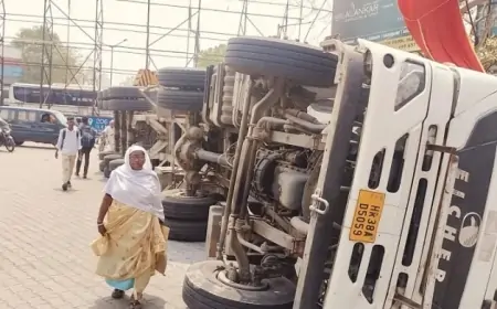 Jamshedpur Accident: भुइयांडीह में पलटा चूना पत्थर से लदा ट्रेलर, रातभर जाम में फंसे रहे वाहन