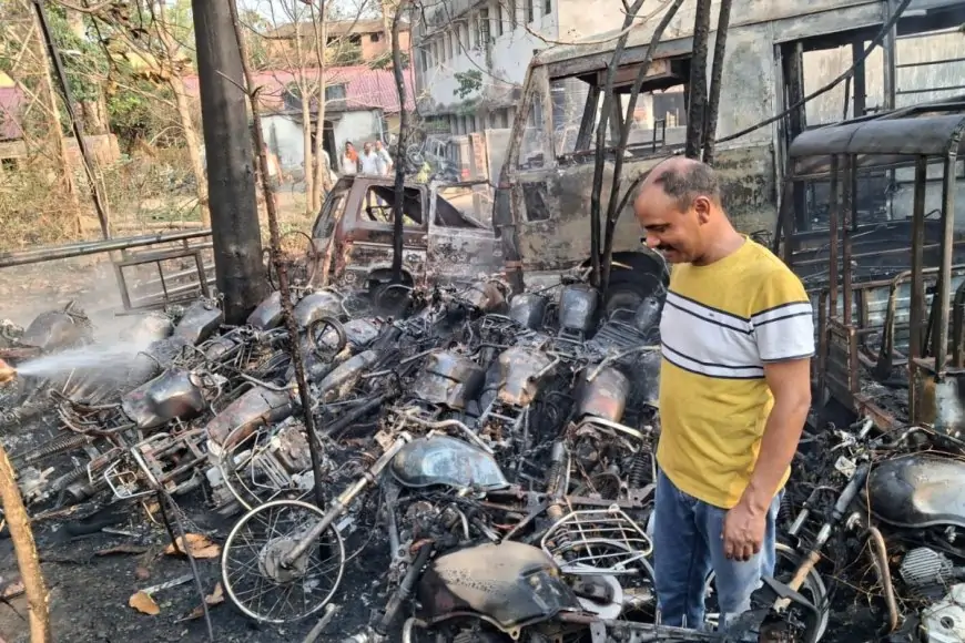 Palamu Fire : थाने के अंदर अचानक लगी आग से मची अफरा-तफरी, मंदिर के पास खड़ी गाड़ियाँ जलकर राख