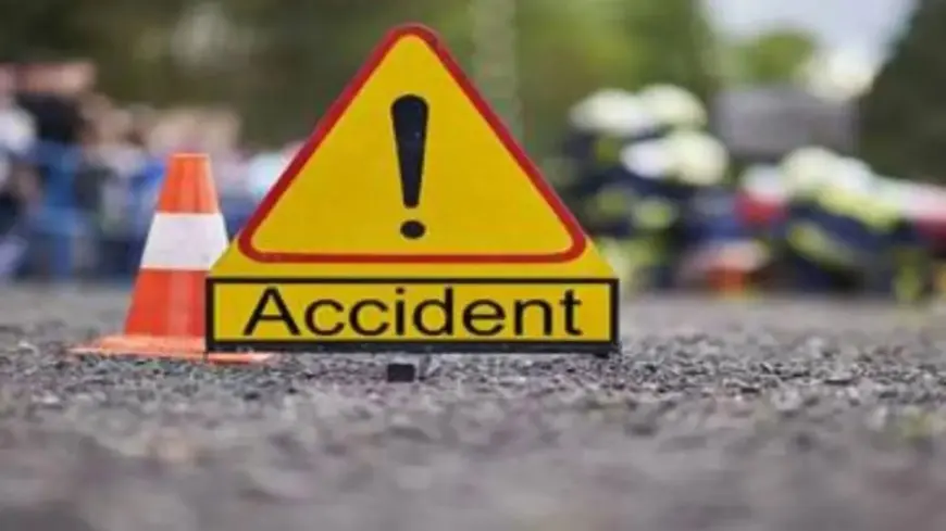 Hazaribagh Accident से मची अफरा-तफरी! शादी का सामान लेकर लौट रही पिकअप की बस से भीषण भिड़ंत