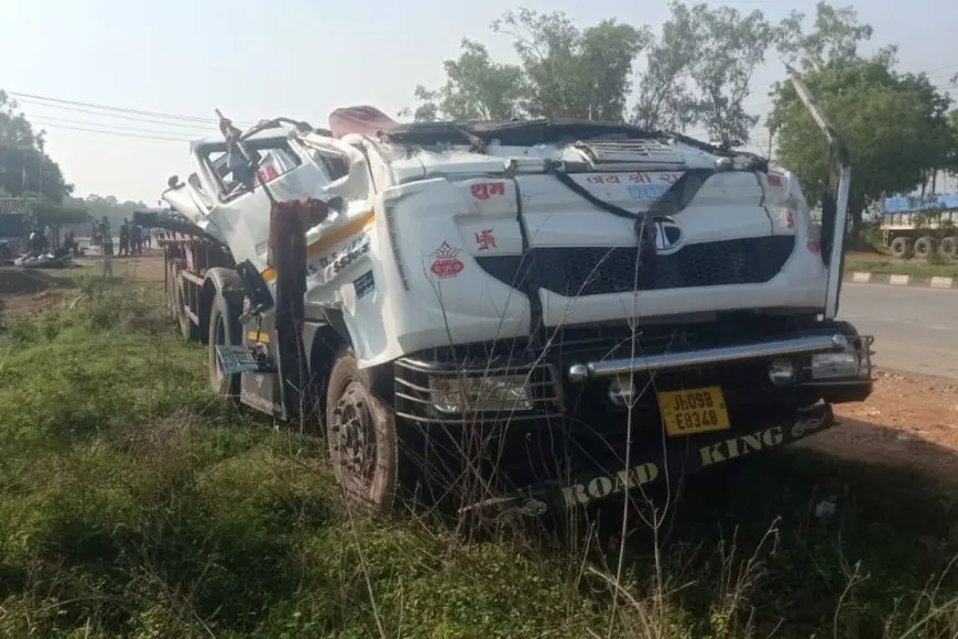 Dhalbhumgarh Accident: देर रात NH-18 पर भीषण हादसा, ट्रेलर पलटा और कार झोपड़ी में जा घुसी – मौत से मची सनसनी!