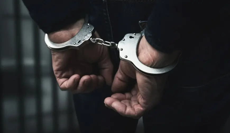 Deoghar Raid: जंगल से पकड़े गए साइबर ठग, एयरटेल और बैंक बनकर कर रहे थे करोड़ों की ठगी!
