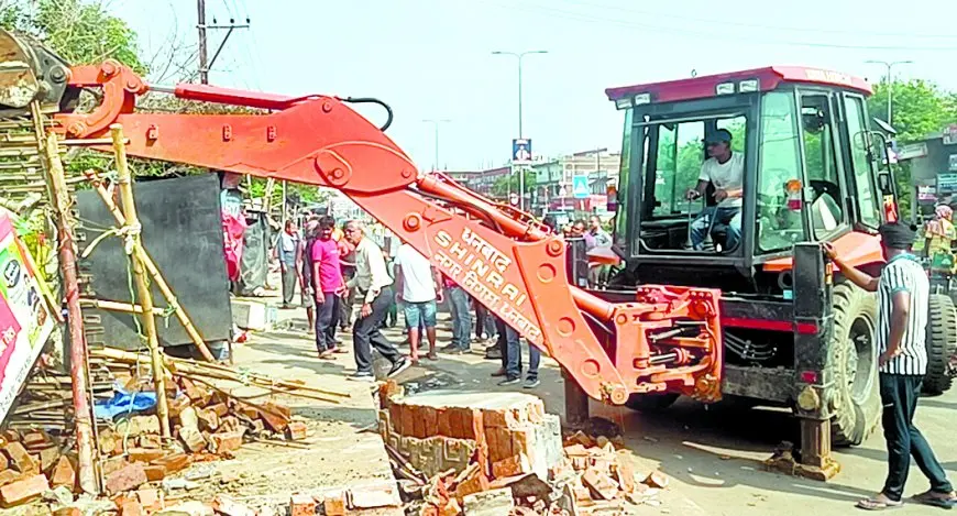 Binoid Bihari Drive: नगर निगम का बुलडोजर चलाते हुए सड़क से हटाई 99 दुकानें, विवादों ने बढ़ाई जटिलता!