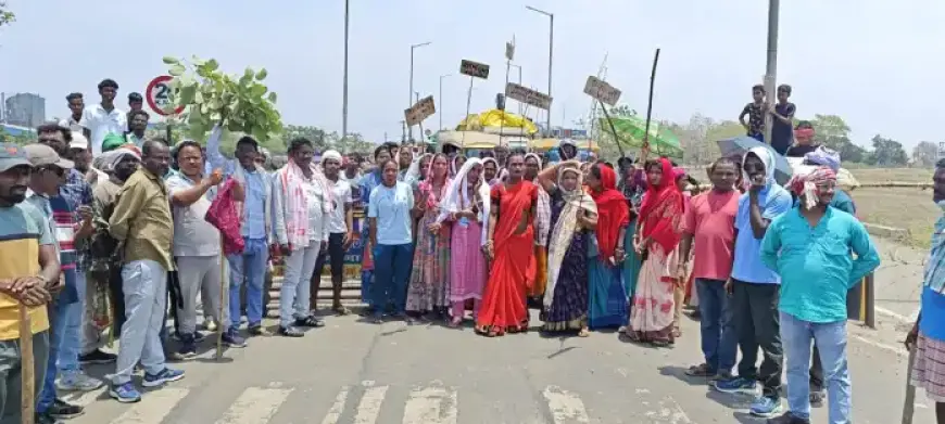 Saraikela Protest: सैकड़ों महिलाओं ने शराब की दुकान बंद करने की मांग को लेकर रेलवे ओवरब्रिज को किया जाम
