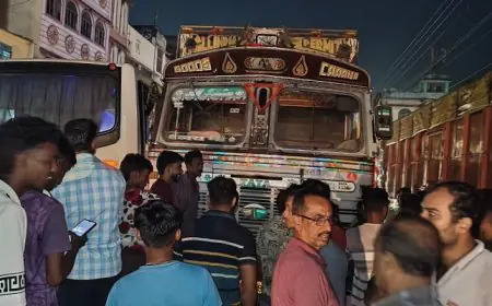 Kandra Accident: स्टाफ बस से टकराने से बाल-बाल बचे कर्मचारी, ट्रक चढ़ा डिवाइडर पर