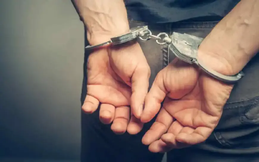 Illicit Liquor Factory Busted: अनगड़ा में अवैध अंग्रेजी शराब फैक्ट्री का भंडाफोड़, 5 गिरफ्तार