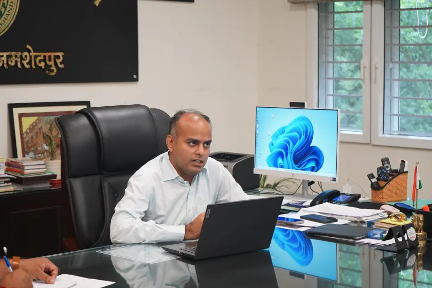 Jamshedpur DC Meeting :  उपायुक्त ने दी सख्त हिदायत, आजीविका संवर्धन योजनाओं में धरातल पर दिखे काम, फर्जी रिपोर्टिंग बर्दाश्त नहीं
