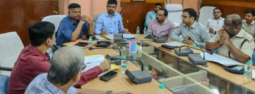 Deoghar DC Strict Action : देवघर उपायुक्त ने अवैध खनन और सड़क सुरक्षा को लेकर दिए सख्त निर्देश