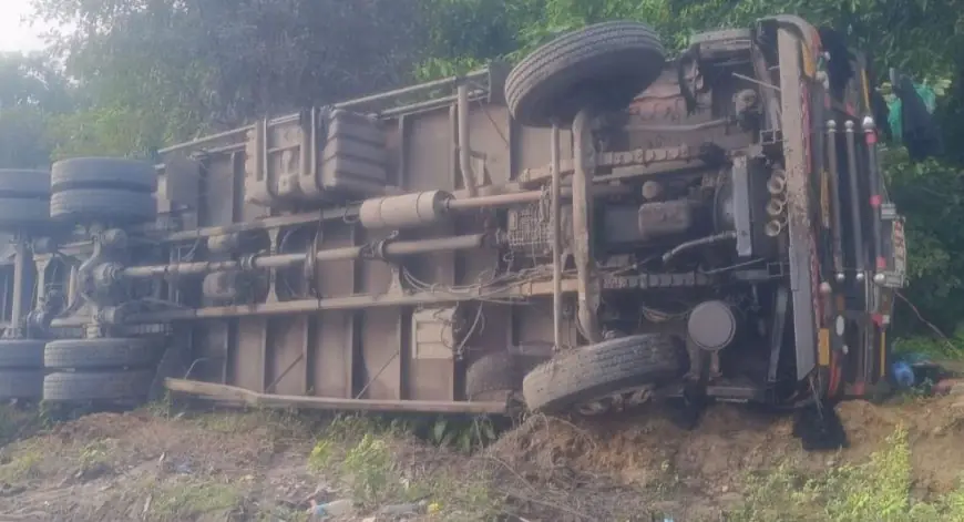 chauparan Accident: हजारीबाग में तीन ट्रक पलटे, जीटी रोड पर 7 KM लंबा जाम