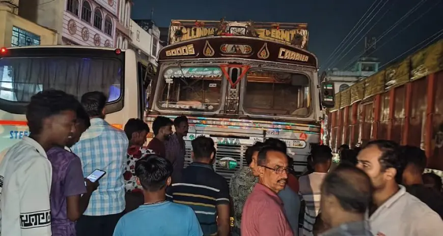 Kandra Accident: स्टाफ बस से टकराने से बाल-बाल बचे कर्मचारी, ट्रक चढ़ा डिवाइडर पर