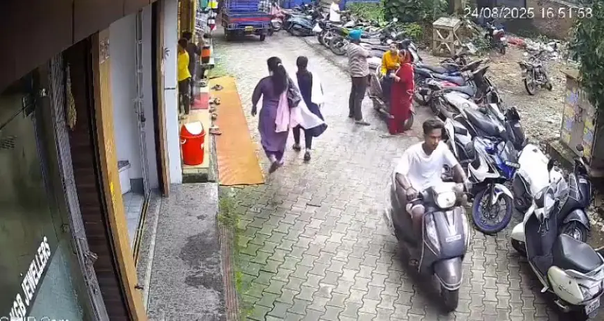Jamshedpur Sakchi Theft: जमशेदपुर साकची बाजार से दिनदहाड़े स्कूटी चोरी, CCTV में कैद वारदात