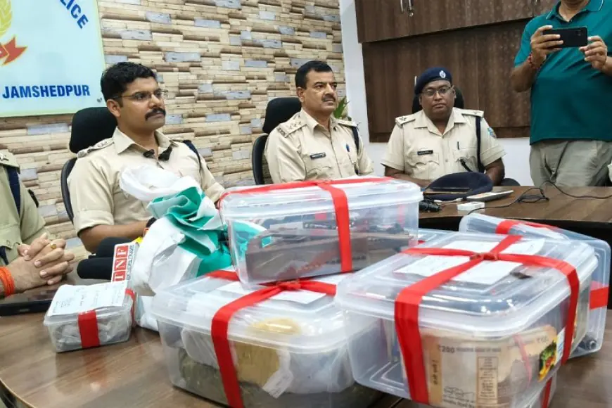 Jamshedpur Crime : सोनारी टिल्लू भट्ठा में पुलिस की छापामारी, हथियार-गांजा और लाखों की नकदी बरामद