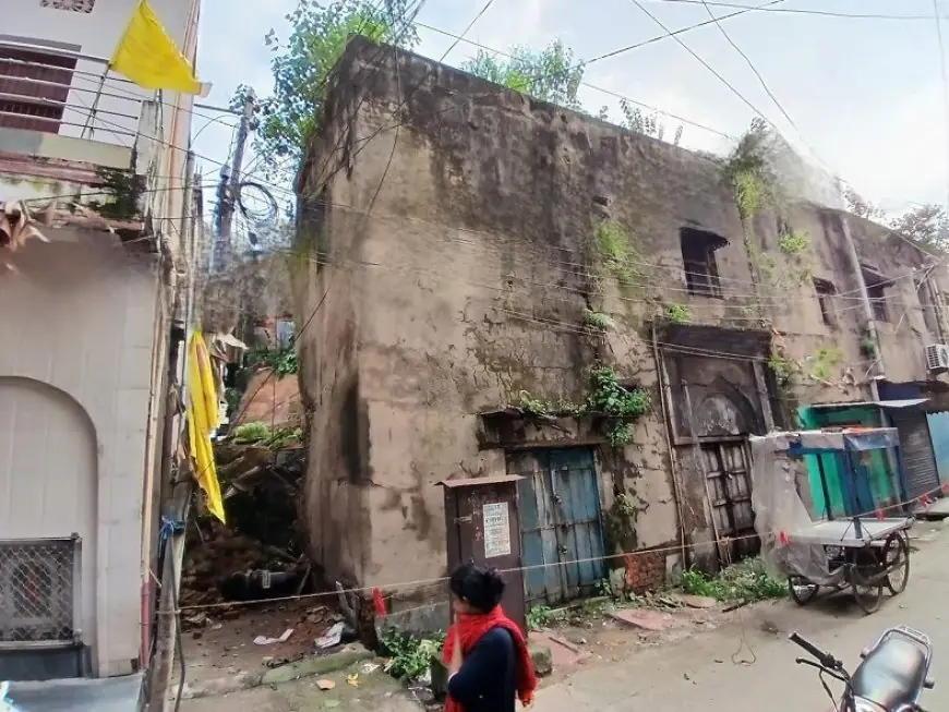 Jamshedpur Building Collapse : जमशेदपुर में जर्जर मकान ढहने से बाल-बाल बचे लोग, कई गाड़ियां मलबे में दब गईं
