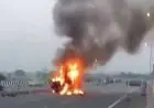 Aligarh Accident : अलीगढ़ में कार-केंटर भिड़ंत से लगी आग, 4 लोग जिंदा जले, राहगीर बना फरिश्ता