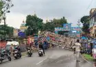 Adityapur Puja Pandal Collapse : दुर्गा पूजा पंडाल का तोरण द्वार उद्घाटन के 24 घंटे बाद गिरा, अफरा-तफरी मच गई