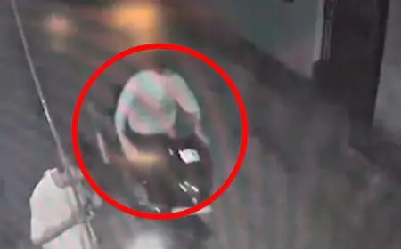 Jamshedpur Bike Theft : साकची में CCTV में कैद हुई पल्सर बाइक चोरी की पूरी वारदात, कौन हैं ये शातिर चोर?