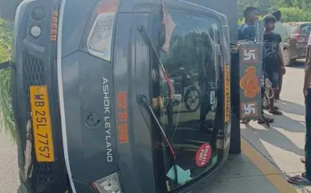 Galudih Accident: गालूडीह में लोहे से भरा टेंपो पलटा, चालक की जान बची!