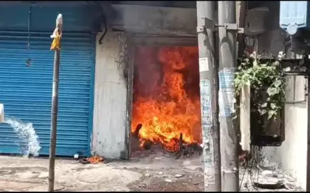 Jamshedpur Fire Alert: दीपक से लगी आग ने गैरेज को तबाह कर दिया, दमकल की देरी पर लोगों में गुस्सा!