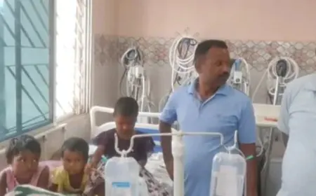 Latehar Food Poisoning : चाऊमिन  से मचा हड़कंप: जतरा मेले में 35 बच्चों की तबीयत बिगड़ी, जानिए पूरा मामला