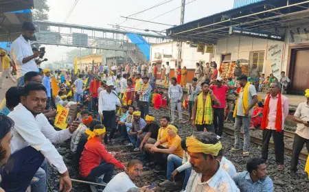 Dhanbad Protest: कुड़मी समाज के आंदोलन से रेलवे का चक्का जाम, वंदे भारत और राजधानी एक्सप्रेस रद्द