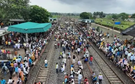 Jamshedpur Rail Protest : कुड़मी समाज के आंदोलन से ठप हुई 83 ट्रेनें, लाखों यात्री बेहाल, जानें पूरी वजह