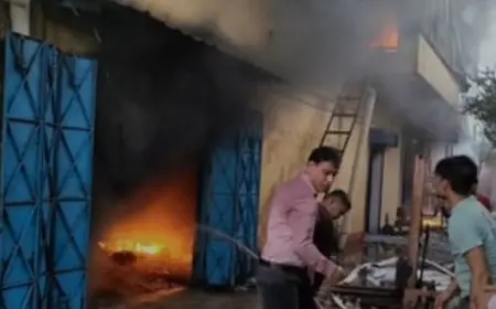 Saraikela Fire : प्लास्टिक फैक्ट्री में लगी आग से मचा हड़कंप, धुएं से घिरा पूरा इलाका