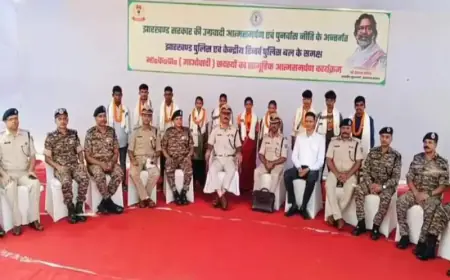 Chaibasa Surrender: कुख्यात नक्सलियों ने छोड़ा हथियार, पुलिस के सामने किया आत्मसमर्पण