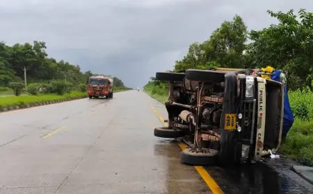 Ghatshila Accident : सड़क पर पलटे चावल के बोरे, ग्रामीणों में मच गई लूट की होड़