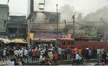 Bokaro Fire : ज्वेलरी मार्केट में भीषण आग, दुर्गा पूजा की भीड़ के बीच मचा हड़कंप