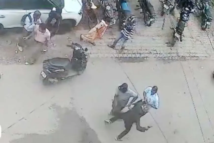 Daylight Loot in Chaibasa: चाईबासा में बैंक के बाहर पांच लाख की लूट, पिस्तौल की बट से पेट्रोल पंप कर्मचारी घायल